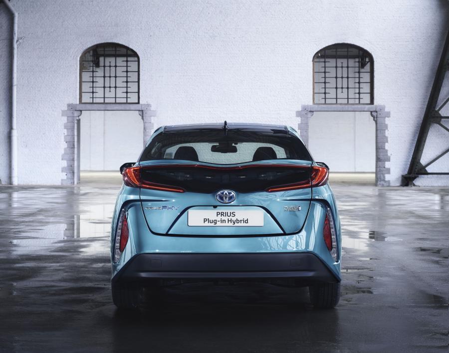  Toyota Prius Plug-in Hybrid 2016 года  (фото 83 из 187)